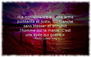 Martin Luther King - «La non-violence est une arme puissante et juste, qui tranche sans blesser et ennoblit l'homme qui la manie. C'est une épée qui guérit.» - Martin Luther King 
